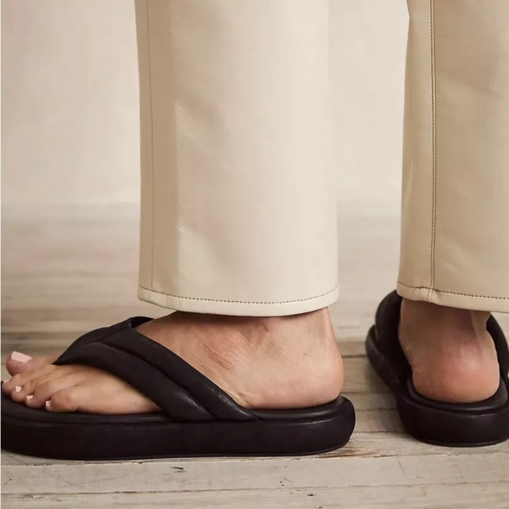 Free People Black Foam Thong Sandals - Picture 3 of 4